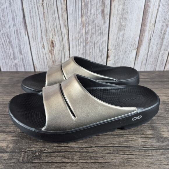 OOFOS OOahh Luxe Slide Recovery Sandals Metalic Latte Men's Sz 7 Women's Sz 9 - Picture 1 of 8